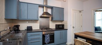 Stylish Cosy Two Bed Apartment - Coast Location