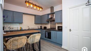 Frigorífico, microondas, horno y placa de cocina