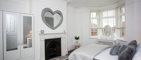 3 habitaciones, tabla de planchar con plancha y cuna de viaje