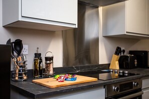 Frigorífico, microondas, horno y placa de cocina