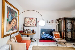 Comfort House, 4 Bedrooms, Non Smoking, Garden View | Living area | Smart TV, Netflix, Hulu, streaming services - Miami Vacation Home 4 bedroom Parking. (Miami)