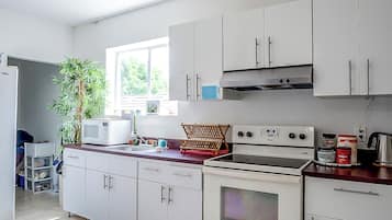 Full-sized fridge, microwave, oven, stovetop