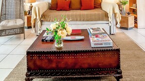 Un salon avec un canapé, une table basse et des œuvres d’art.