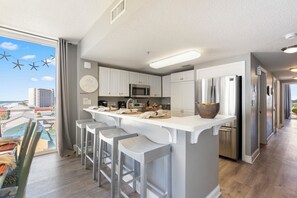 Réfrigérateur, micro-ondes, four, plaque de cuisson