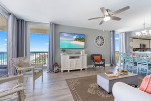 Een smart-tv, een dvd-speler, een tafeltennistafel en boeken