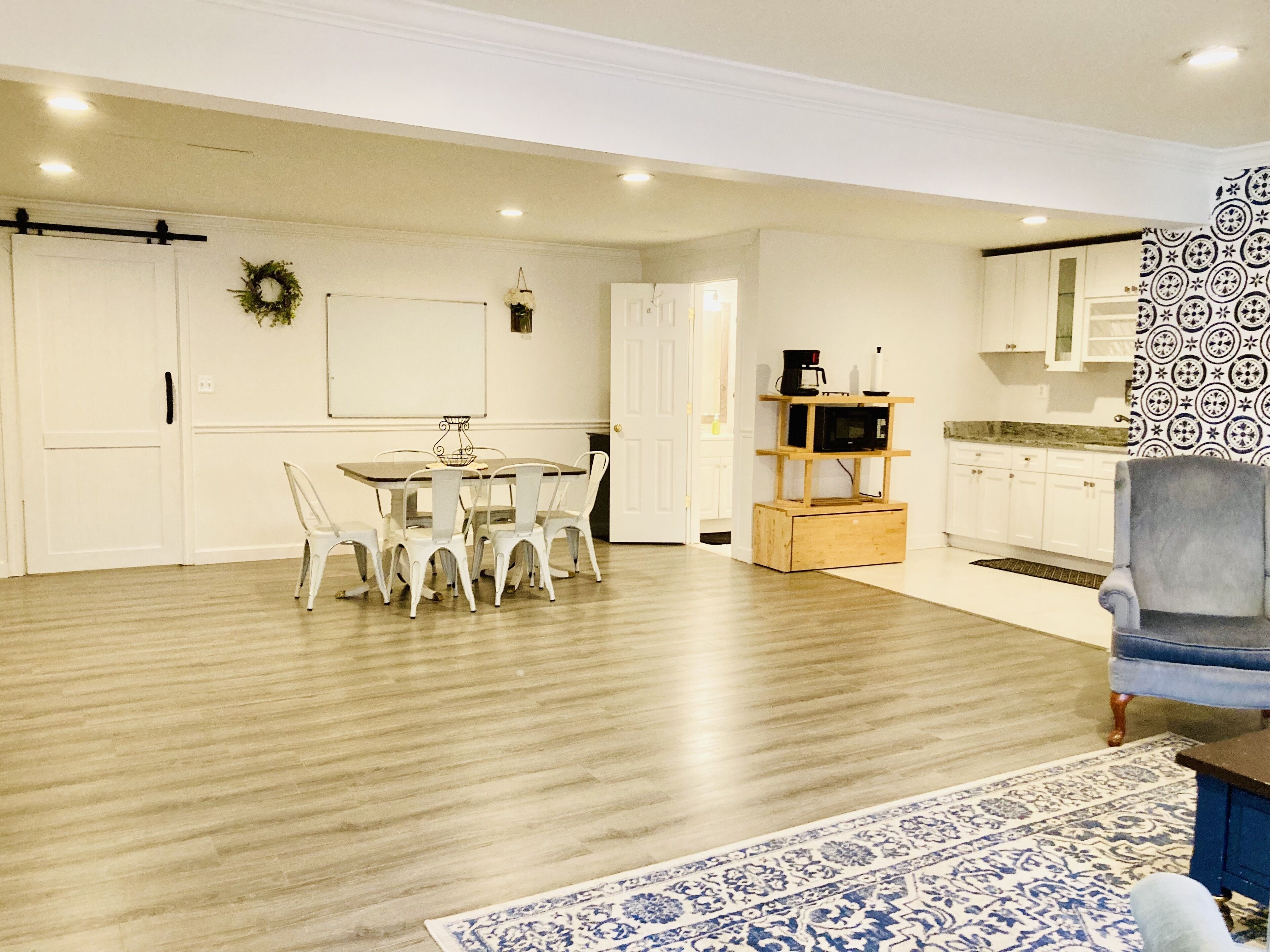 Cozy Apartment with Self-Check-In and Free Parking. Pet -Friendly!