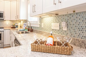 Een koelkast, een microgolfoven, een oven, een vaatwasser