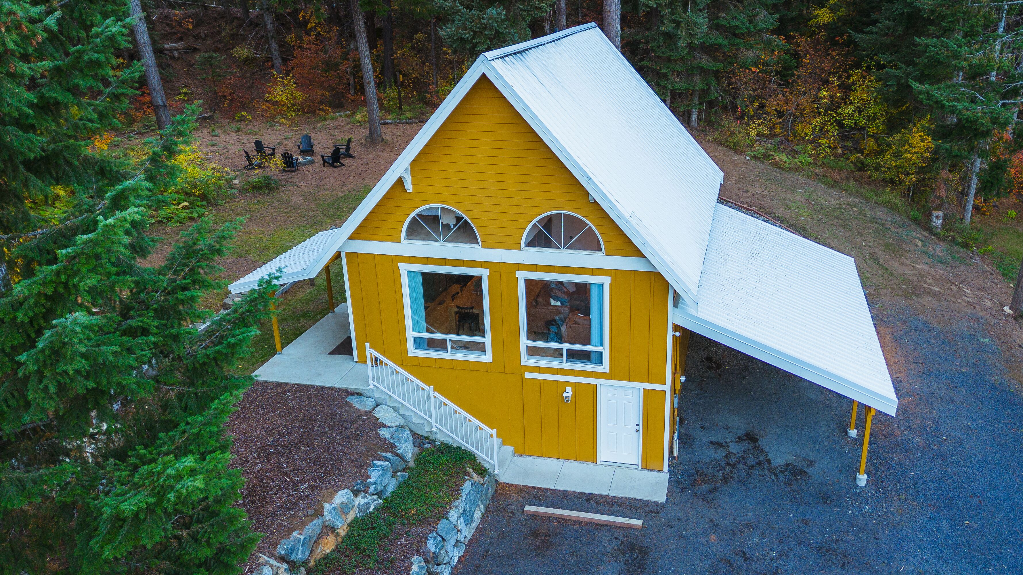 Golf Course, King Bed, Firepit, BBQ, Trails, Wi-Fi, Close Proximity to Downtown