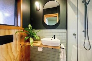 Dusche, Haartrockner, Handtücher, Seife