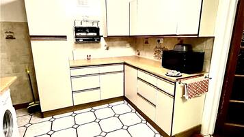 Hus | Eget kjøkken | Kjøleskap, mikrobølgeovn, ovn og kokeplater