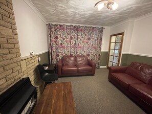 House | Living area | Fireplace - Inviting 2-bed House in Birmingham (Birmingham)