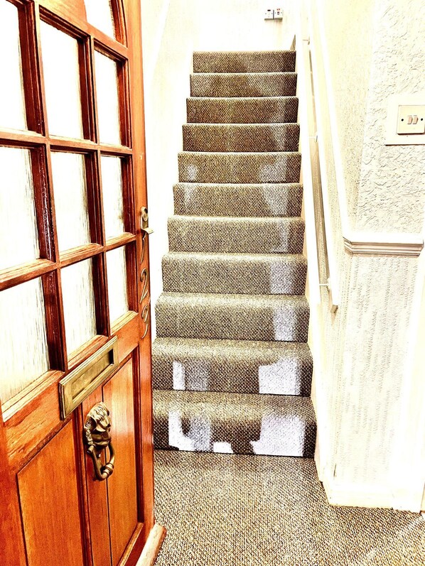 House | Bathroom | Shower, free toiletries, towels - Inviting 2-bed House in Birmingham (Birmingham)