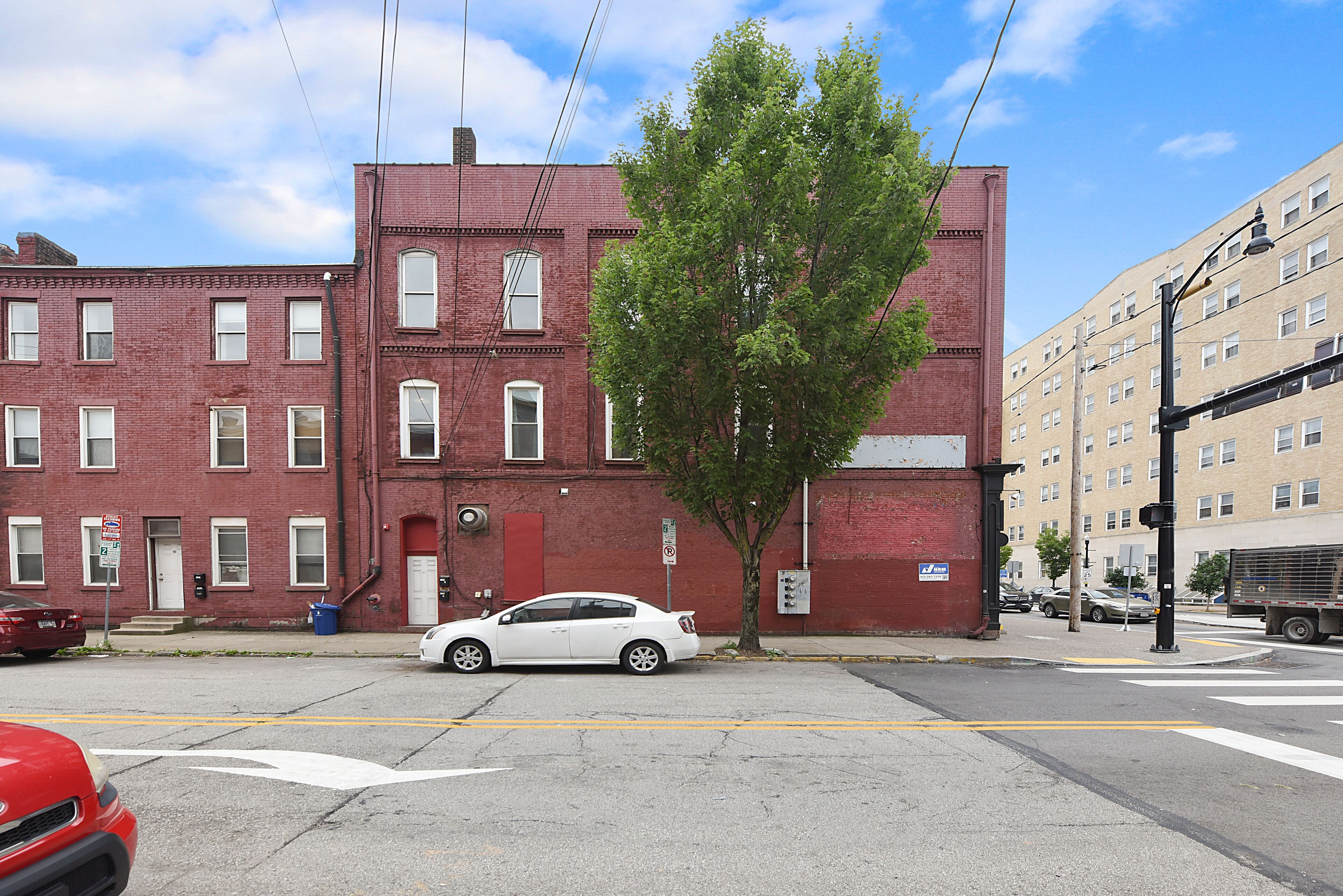 South Side City Living- Spacious- Sleeps 14+ Street Parking- High Ceilings- Wifi