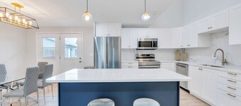 Pet-Friendly Family Home / Fenced Yard + Movie & Game Room