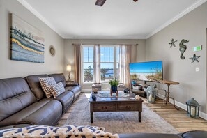TV - ⭐Beautiful Views-Resort Pool-Spa-Reflections 402⭐ (Panama City Beach)