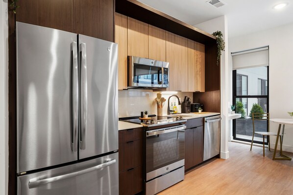 Frigorifero, microonde, forno, piano cottura