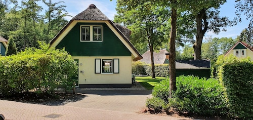 Vrijstaande Rietgedekte 4-persoons Vakantie Villa met Grote Prive Tuin