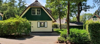 Vrijstaande Rietgedekte 4-persoons Vakantie Villa met Grote Prive Tuin
