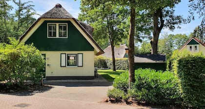 Vrijstaande Rietgedekte 4-persoons Vakantie Villa met Grote Prive Tuin