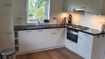 Frigorífico, microondas, horno y placa de cocina
