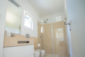 Douche, sèche-cheveux, serviettes fournies