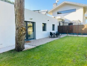 Outdoor dining - Holiday Home 'Forest Village T2' with Mountain View, Shared Pool and Wi-Fi (São João das Lampas)
