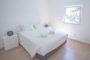 2 bedrooms, iron/ironing board, free WiFi, bed sheets - Holiday Home 'Forest Village T2' with Mountain View, Shared Pool and Wi-Fi (São João das Lampas)