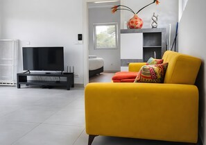 TV - Holiday Home 'Forest Village T2' with Mountain View, Shared Pool and Wi-Fi (São João das Lampas)