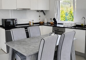 Fridge, microwave, oven, stovetop - Holiday Home 'Forest Village T2' with Mountain View, Shared Pool and Wi-Fi (São João das Lampas)