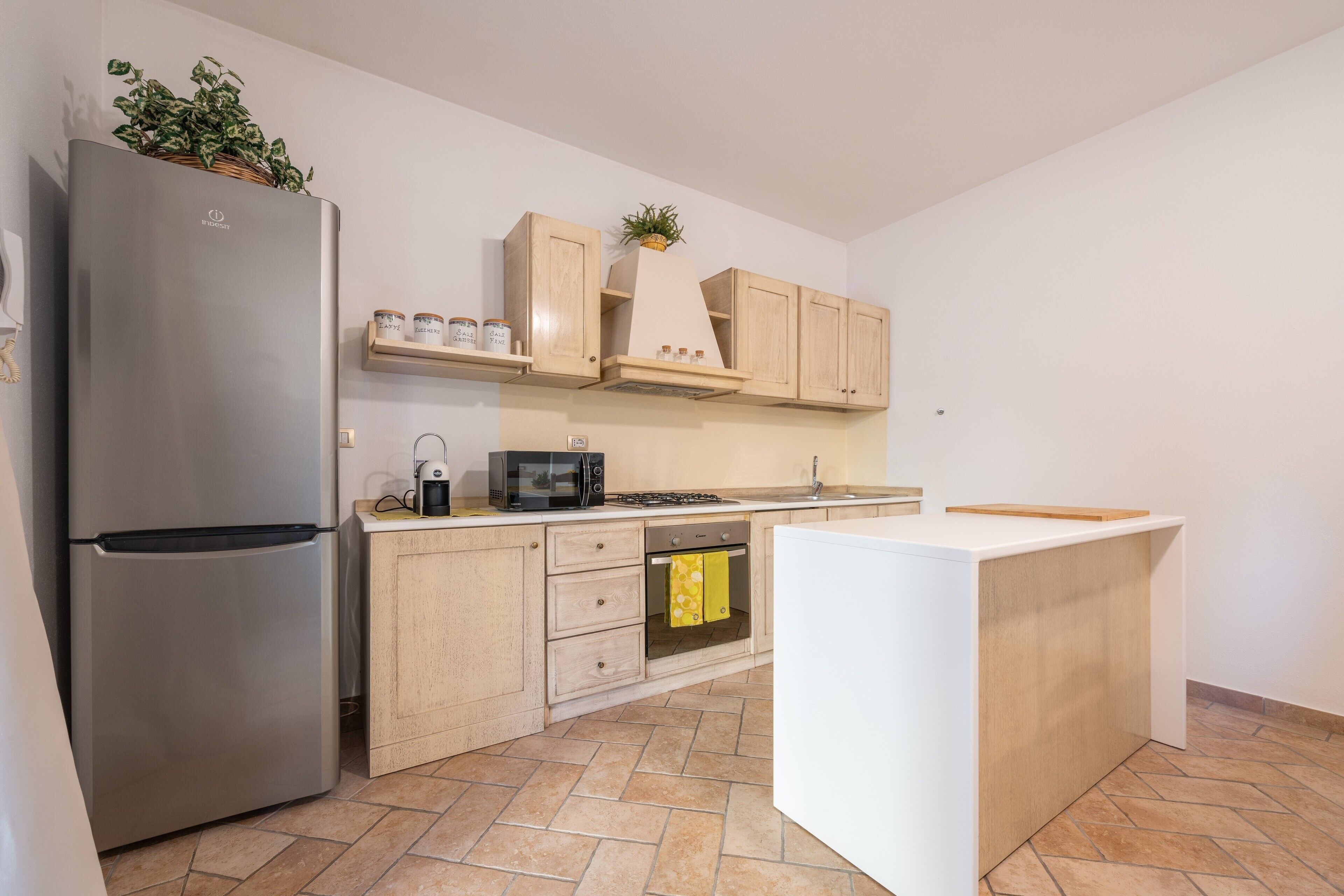 Frigorifero, microonde, forno, piano cottura