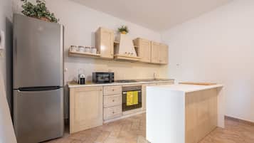 Frigorifero, microonde, forno, piano cottura