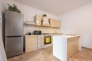 Een koelkast, een microgolfoven, een oven, een kookplaat