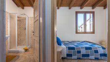 3 makuuhuonetta, silitysrauta/-lauta, vuodevaatteet