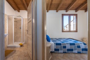 3 slaapkamers, een strijkplank/strijkijzer, beddengoed