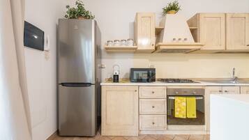 Jääkaappi, mikroaaltouuni, uuni, liesi