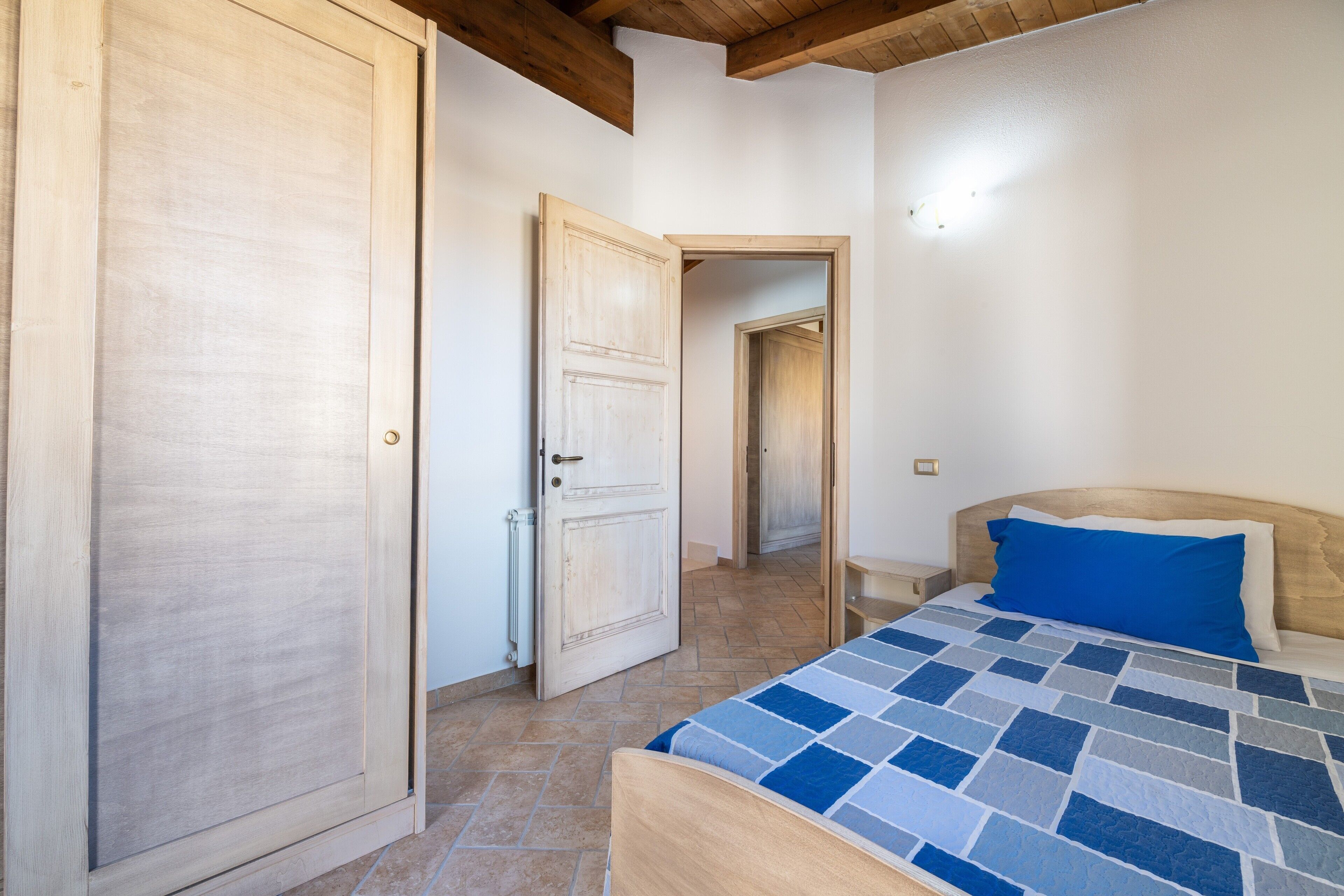 3 habitaciones, tabla de planchar con plancha y ropa de cama 