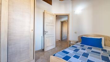 3 habitaciones, tabla de planchar con plancha y ropa de cama