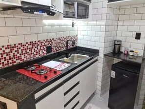 Refrigerador, microondas, parrilla de estufa y cafetera y tetera