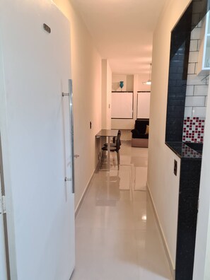 Interior - Sala e Quarto na Barra da Tijuca Próximo à Praia (Barra da Tijuca Rio de Janeiro)