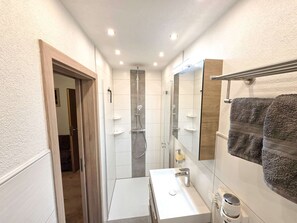 Douche, séchoir à cheveux, serviettes fournies