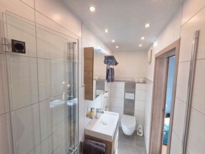Bathroom - Ferienwohnungen Luttinger am Mühlbach – Modern Apartment with Balcony (Bichlbach)
