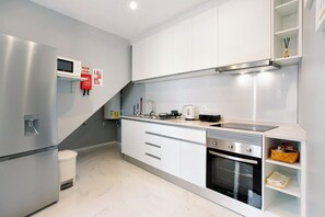 Køleskab, mikrobølgeovn, ovn, kogeplade