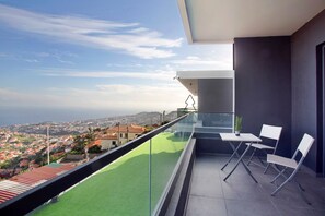 Property grounds - Holiday Home 'Dream View' with Sea View, Private Terrace & Wi-Fi (Funchal)