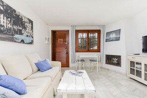 TV - Apartment 'Las Gaviotas' with Private Terrace (Manilva)