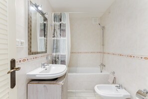 Suihku, hiustenkuivaaja, pyyhkeet