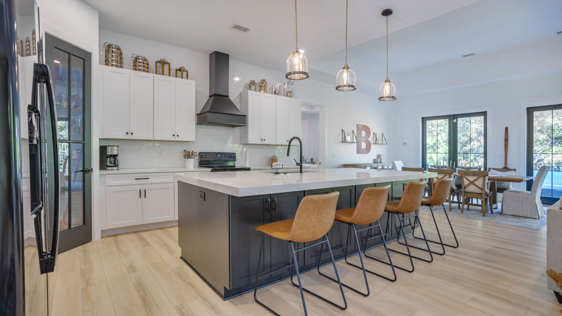 Kylskåp, mikrovågsugn, ugn och spishäll