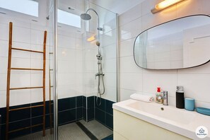 Shower, hair dryer, towels