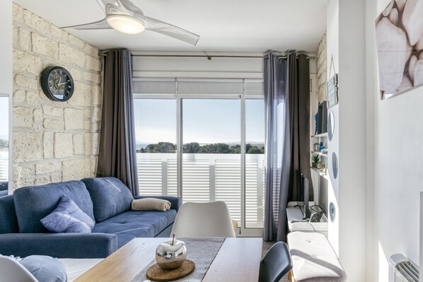 TV - Apartment 'Ventana Loft' with Sea View and Wi-Fi (Empuriabrava)