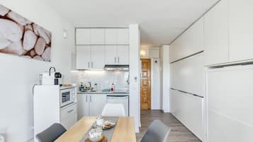 KĂŒhlschrank, Mikrowelle, Herdplatte, Wasserkocher mit Kaffee-/Teezubehör