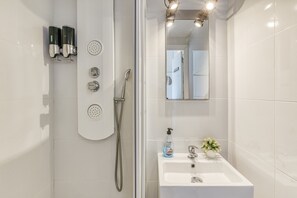 Shower, hair dryer, towels - Apartment 'Ventana Loft' with Sea View and Wi-Fi (Empuriabrava)